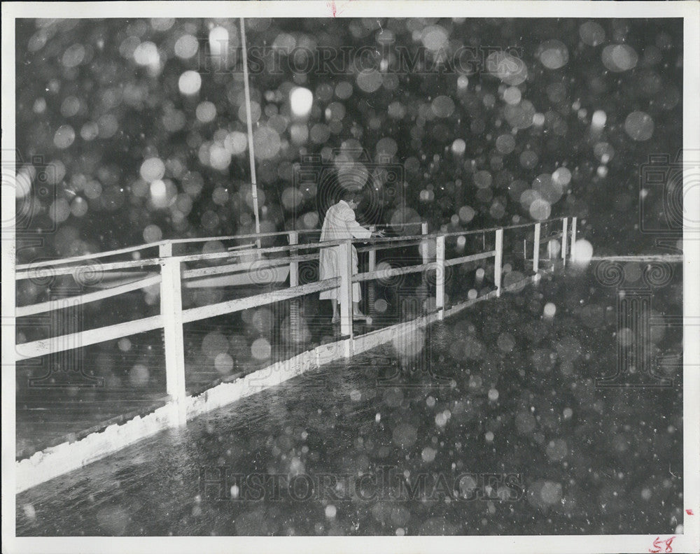 1980 Press Photo Boat Owner, Coffee Pot Bayou Dock, Rain - Historic Images