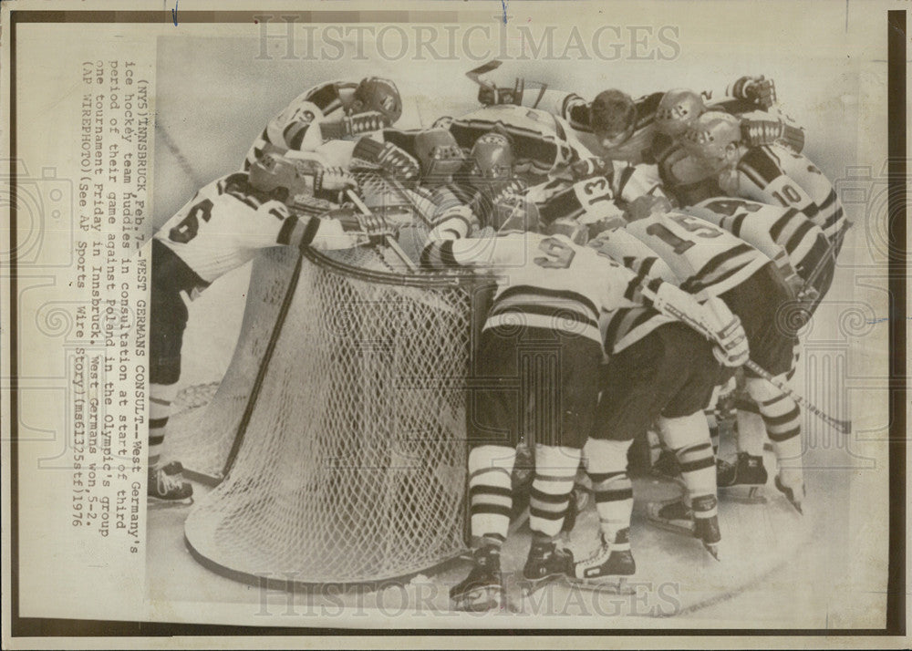 1976 Press Photo West Germany Hockey Team Huddle Olympic Game Innsbruck - Historic Images