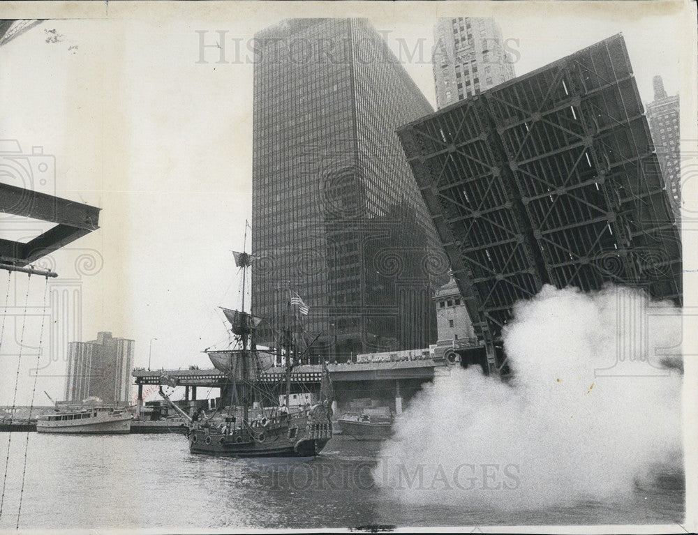 1971 Press Photo Replica of the 1668 vessel &quot;Nonsuch&quot; sails on the Chicago River - Historic Images