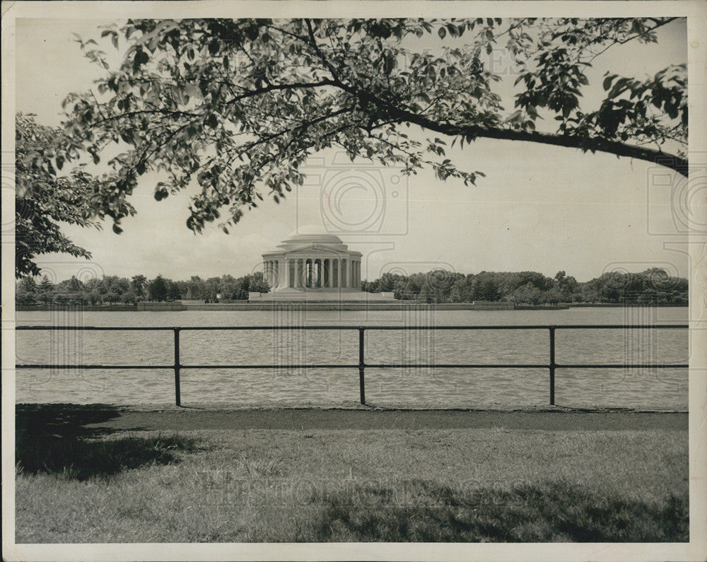 1998 Press Photo Jefferson Memorial View From Across Water Washington D.C. - Historic Images