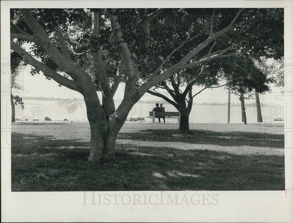 Press Photo Sarasota Island Park Couple Sitting On Bench Waterside - Historic Images