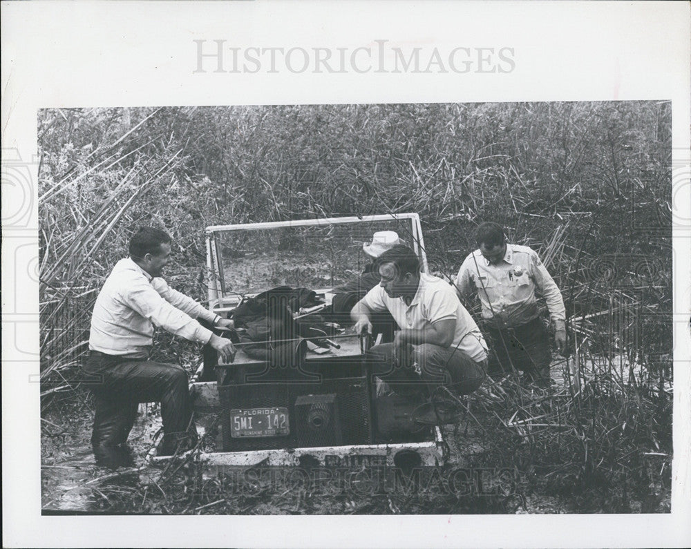 1966 Press Photo Tampa Florida Police Investigate Abandoned Truck Stuck in Mud - Historic Images