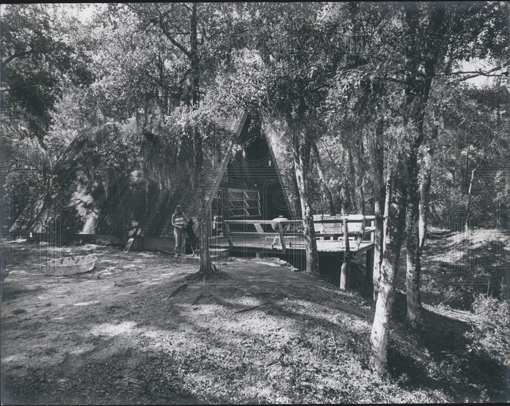 1973 Press Photo Scenic A-Frame House Citrus County Florida Black &amp; White Rustic - Historic Images