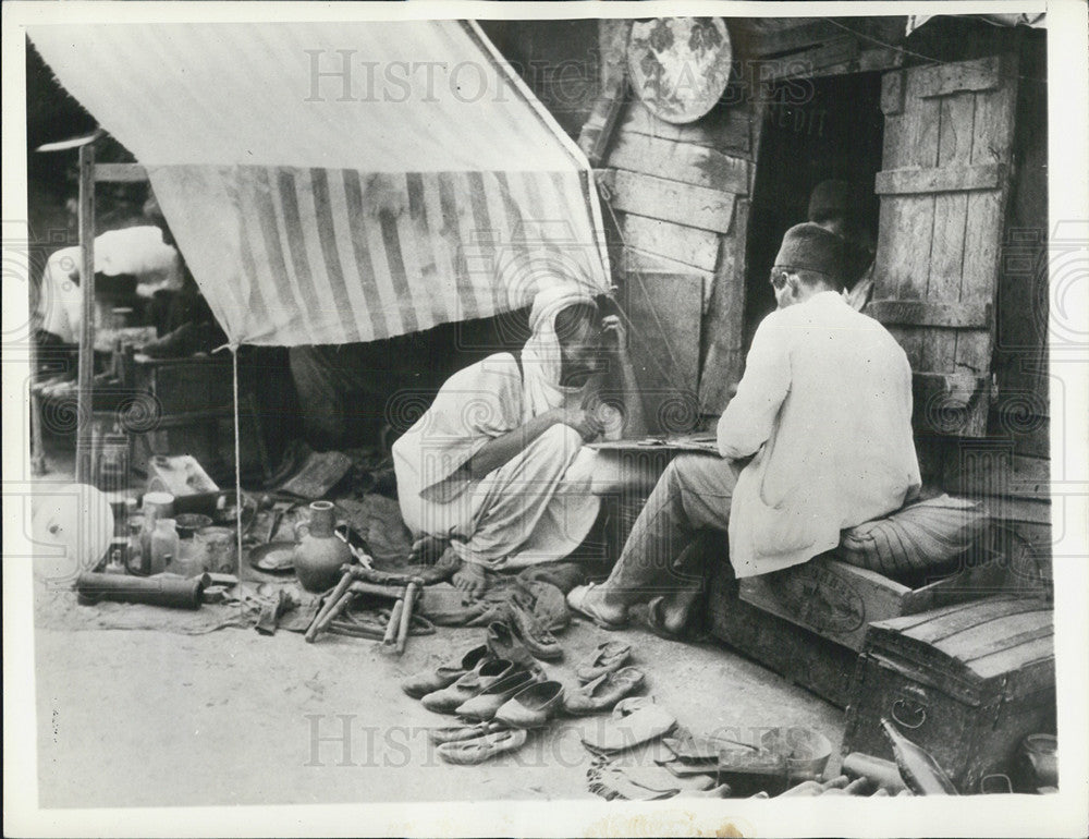 1934 Press Photo Algerian Merchants Playing Dominos During Market - Historic Images