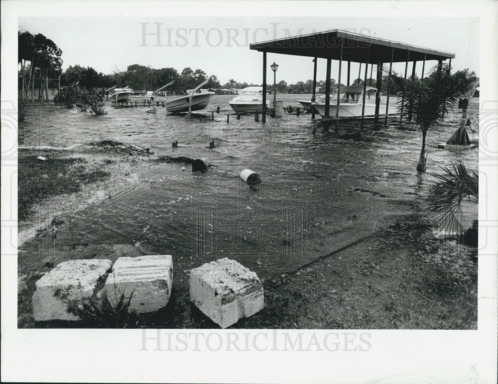 1983 Press Photo Pitchlachascotee River Overflowing Wrecked Boats Port Richey - Historic Images