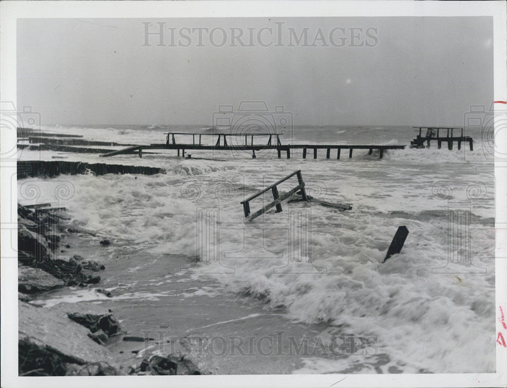 1955 Press Photo Dock Breaks Apart Rough Waves Sunset Beach Florida - Historic Images