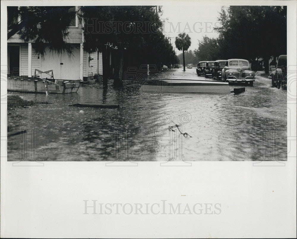 1947 Press Photo Flooded Street Line Cars - Historic Images