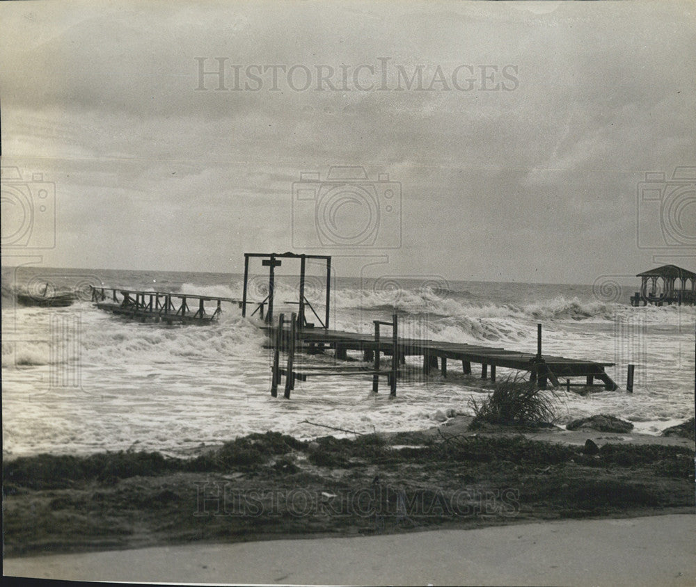 Press Photo High Waves Overtake Pier - Historic Images