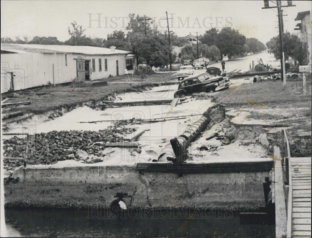 1955 Press Photo Emergency crews Flood clean up - Historic Images