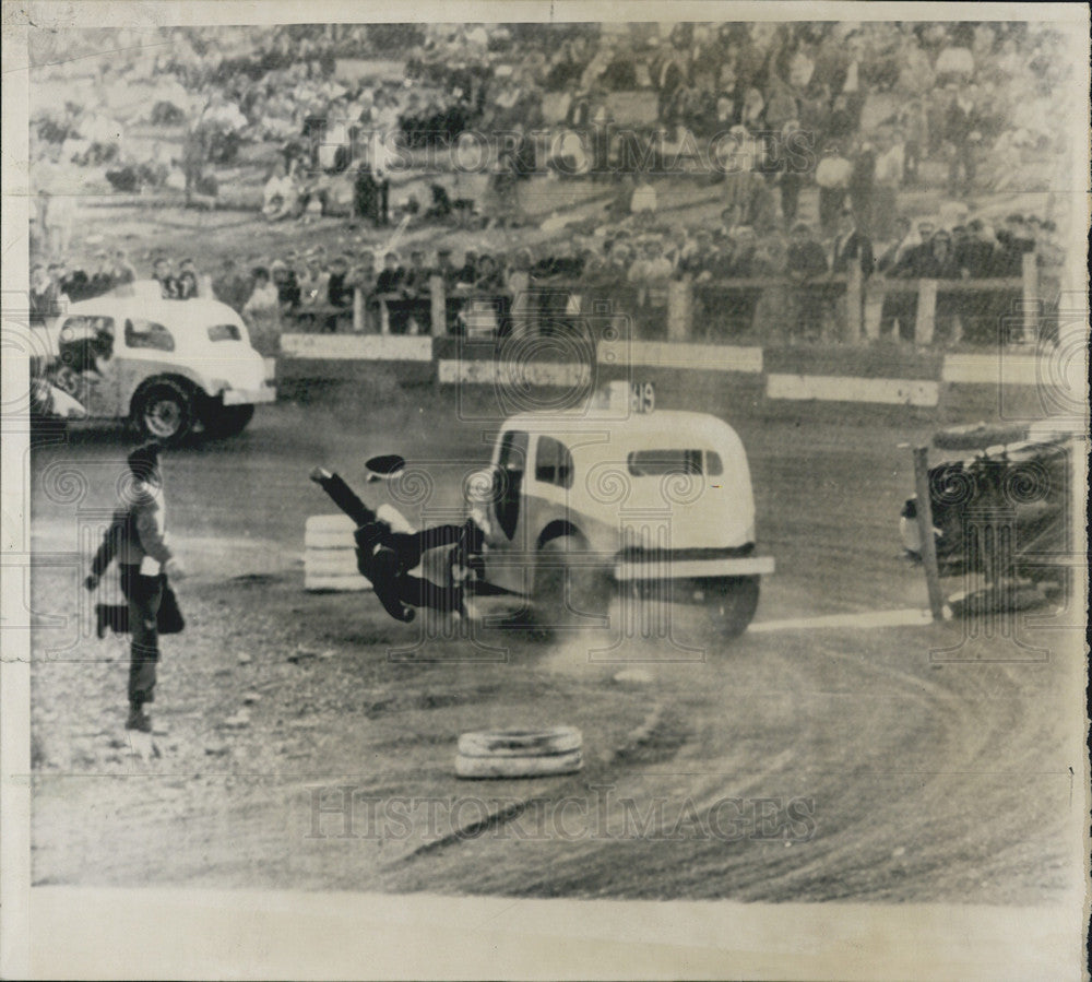 1963 Press Photo Trevor Bartram Stuck by stock car at race In England - Historic Images