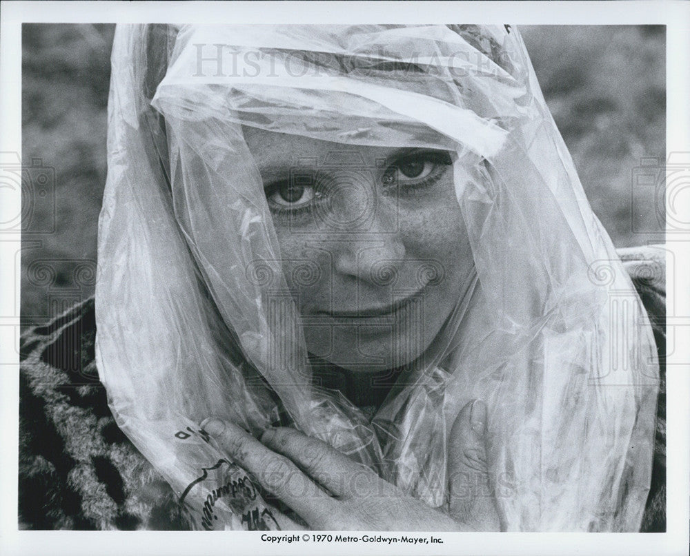 1970 Press Photo Film Ryan&#39;s Daugher Sara Miles using plastic to ward off rains - Historic Images