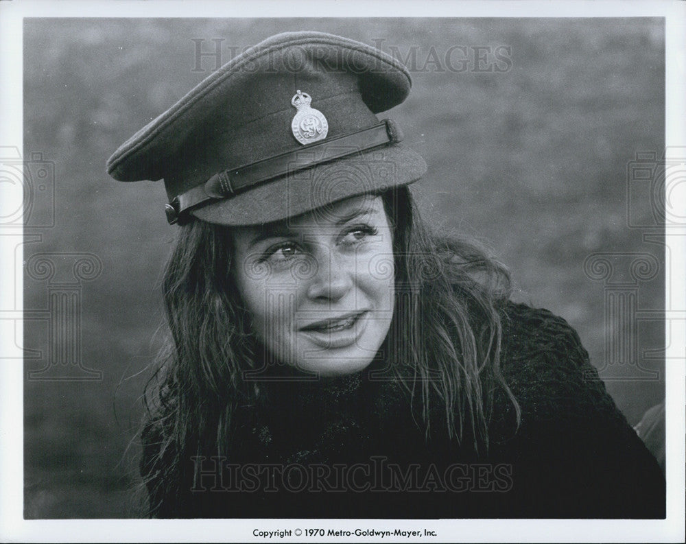 1970 Press Photo Film Ryan&#39;s Daugher Sarah Miles takes hat off extra to imitate - Historic Images