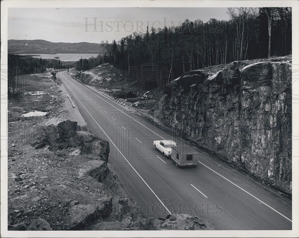 1963 Press Photo Trans-Canada highwayLake Superior road towards Fort William - Historic Images