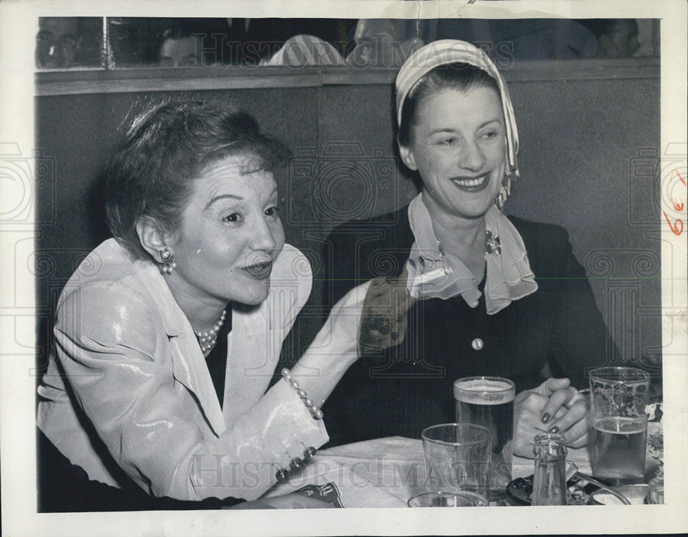 1945 Press Photo Elizabeth Bergner, Bea Lillie - Historic Images