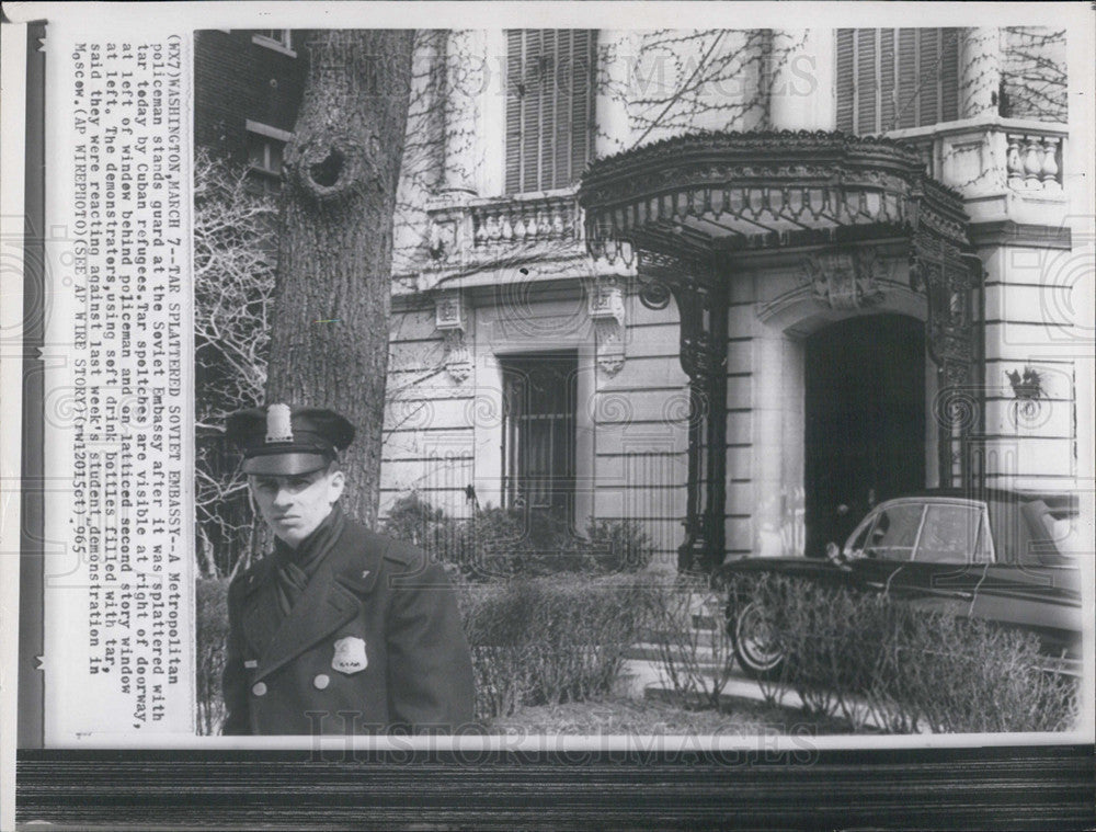 1965 Press Photo Tar splattered on Soviet Embassy in Washington - Historic Images