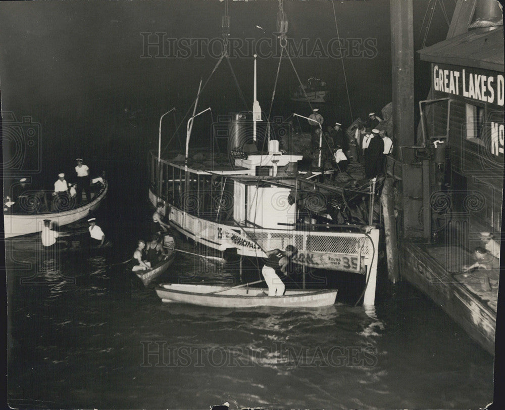 Press Photo Boats being docked by rowboats - Historic Images