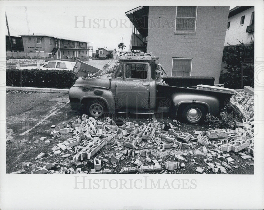 1975 Press Photo Truck covered in debris and cinder blocks - Historic Images