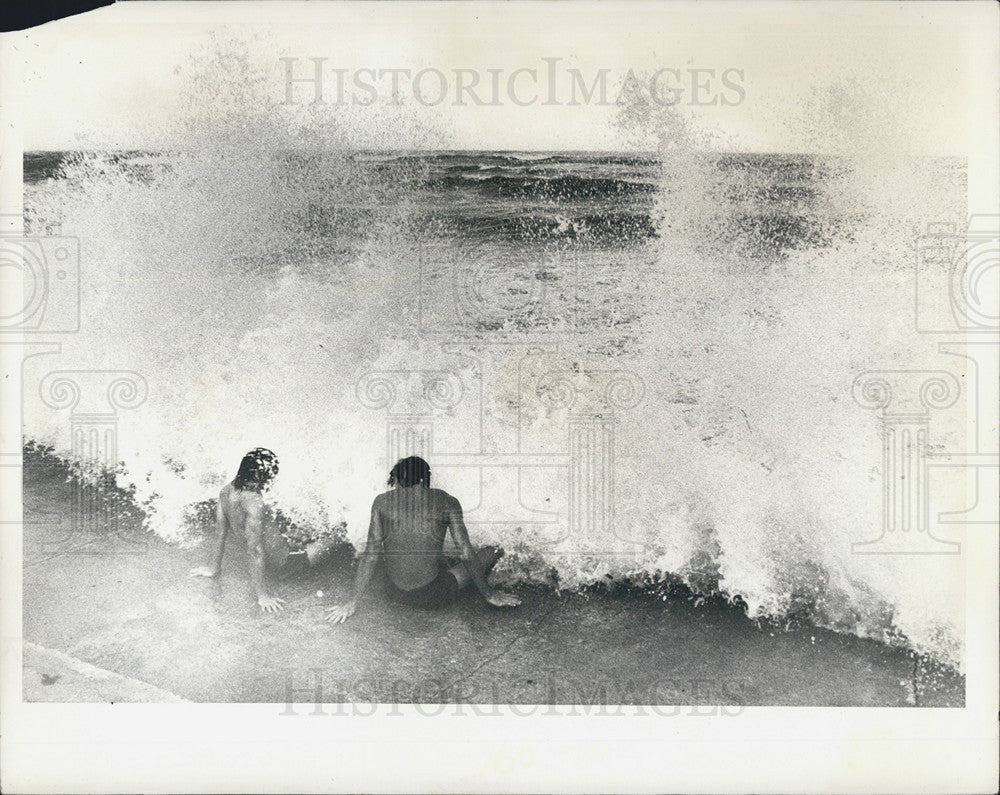 1975 Press Photo Weathermen Say Eloise Bypassed Pinellas - Historic Images