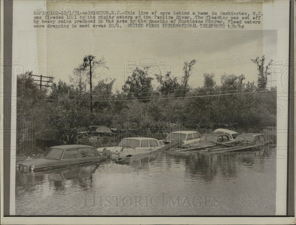 1971 Press Photo Line of cars in flooded street - Historic Images