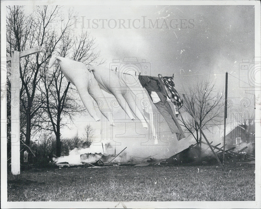 1958 Press Photo Housewife Left Home Just Before Gas Leak Destroys Home - Historic Images