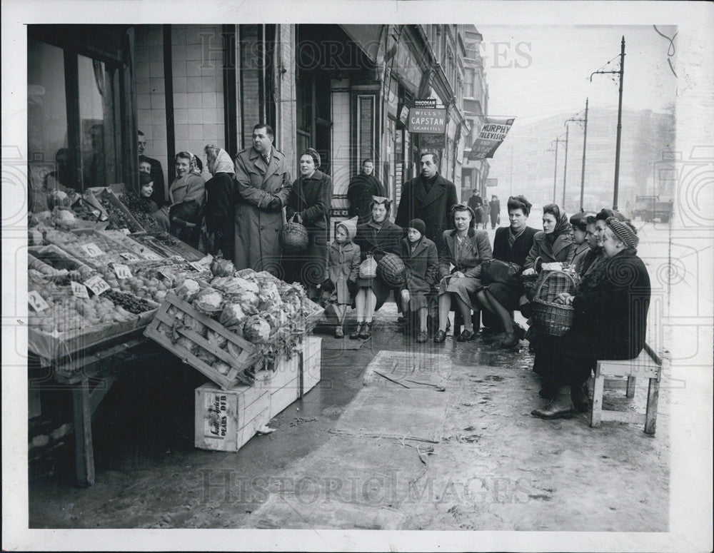 1947 Press Photo Shoppers Line Up for Rationed Groceries That May Run Out - Historic Images