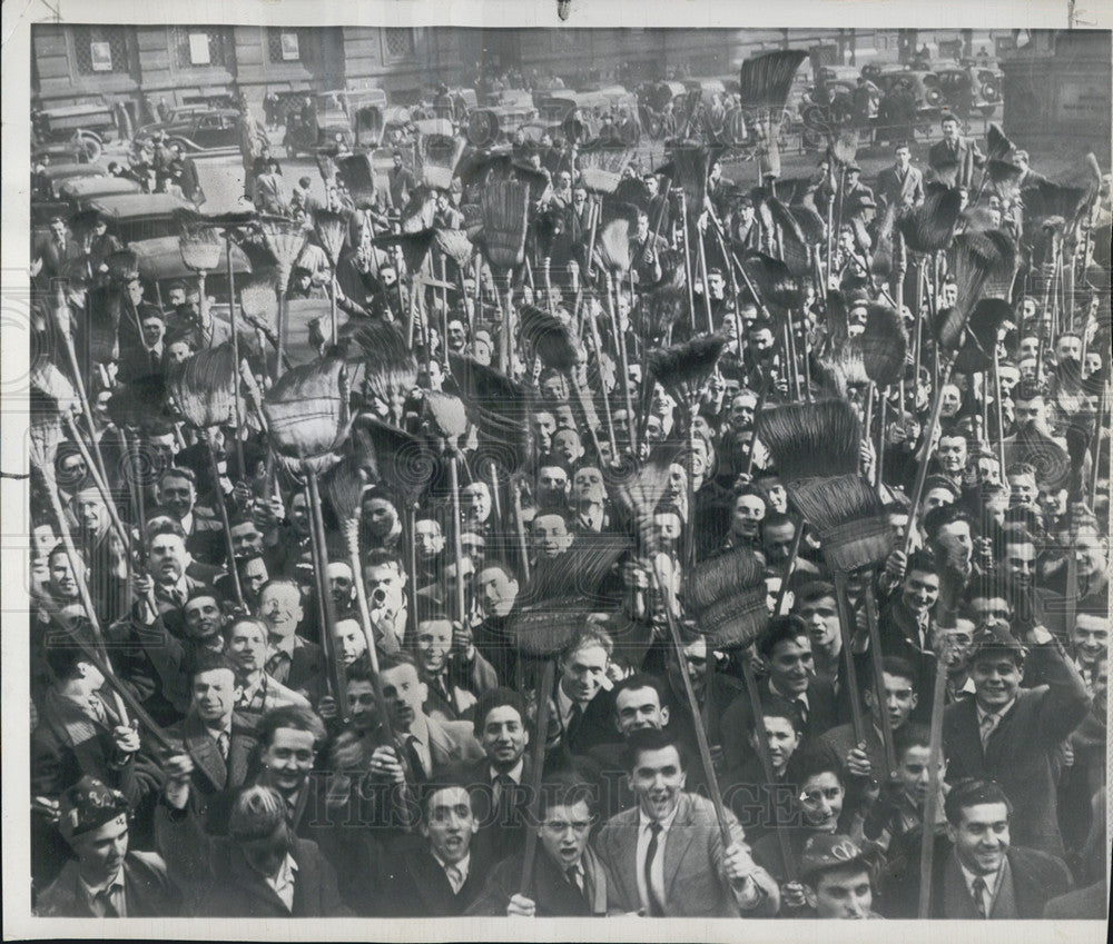 1949 Press Photo University of Milan students took over striking street sweepers - Historic Images