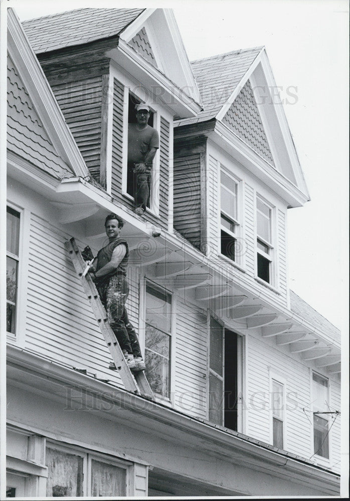 1990 Press Photo Ted DiCarro and painter Ned Vail restoring old house in Ohio - Historic Images