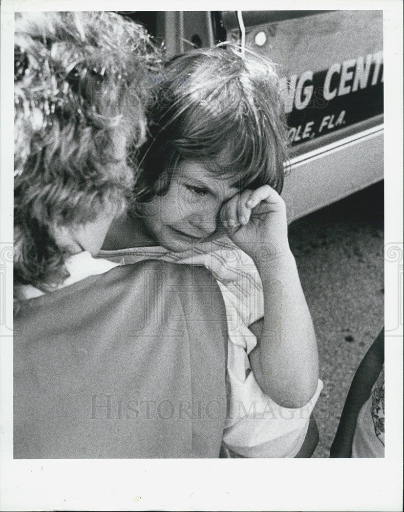 1986 Press Photo Family Mart Employee Comforts Preschooler Lindsey Parete After - Historic Images