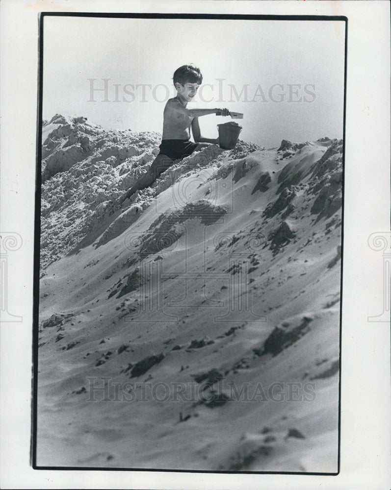 1984 Press Photo Richie Johnson Top Sand Dune Pass-A-Grille Beach St. Petersburg - Historic Images