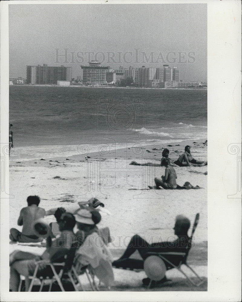 1975 Press Photo People Pass-A-Grille Beach St. Petersburg Florida - Historic Images