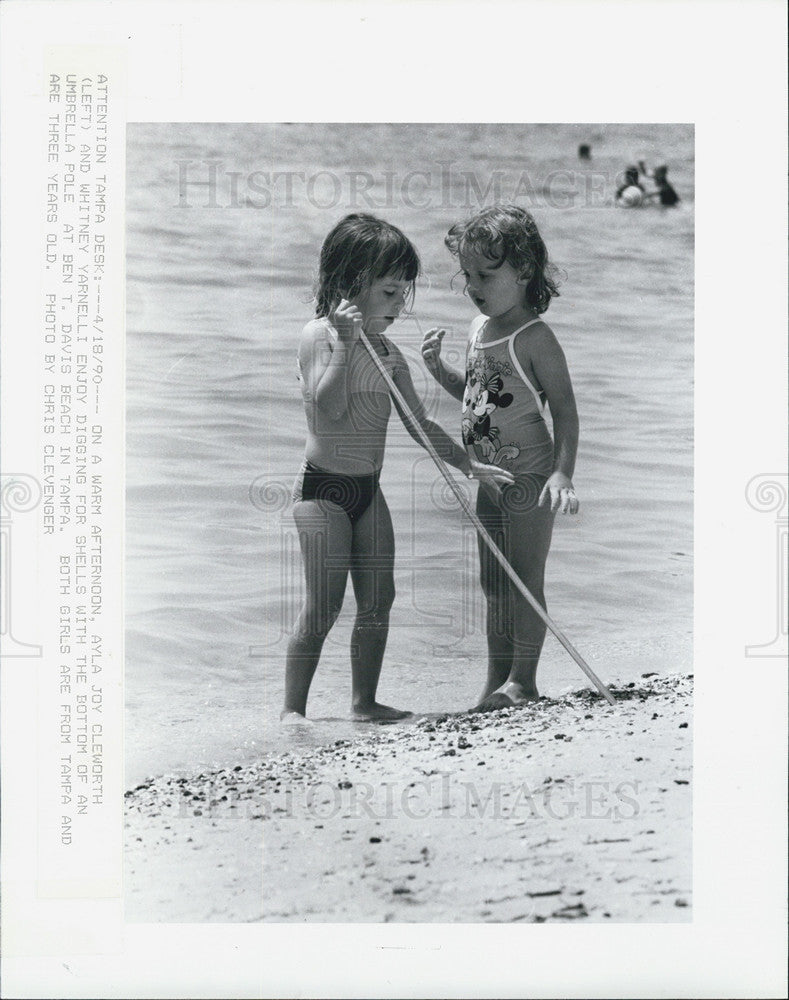 1990 Press Photo Ayla Cleworth Whitney Yarnell Dig Shells Ben T. Davis Beach - Historic Images