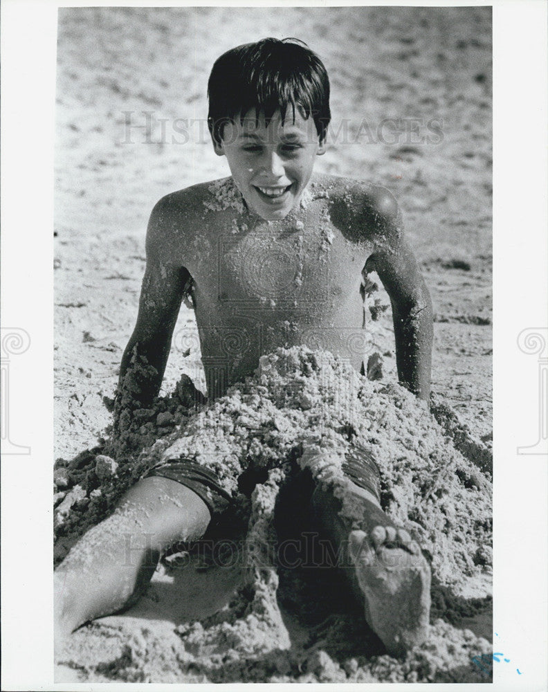 1991 Press Photo Brandon Speeg Buried Sand Pass-A-Grille Beach St. Petersburg - Historic Images