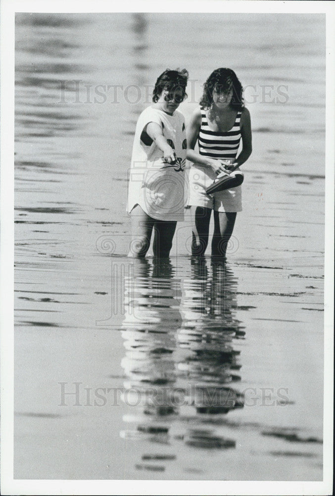 1989 Press Photo Nancy Friedenfeld Susan Faulconer Search Shells North Shore - Historic Images