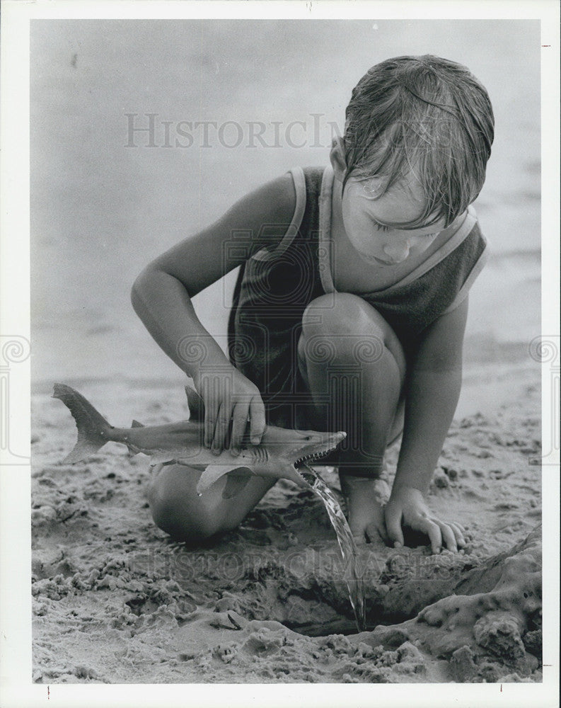 1985 Press Photo Travis Lee Plays Sand Plastic Shark Moon Lake Park Pasco - Historic Images