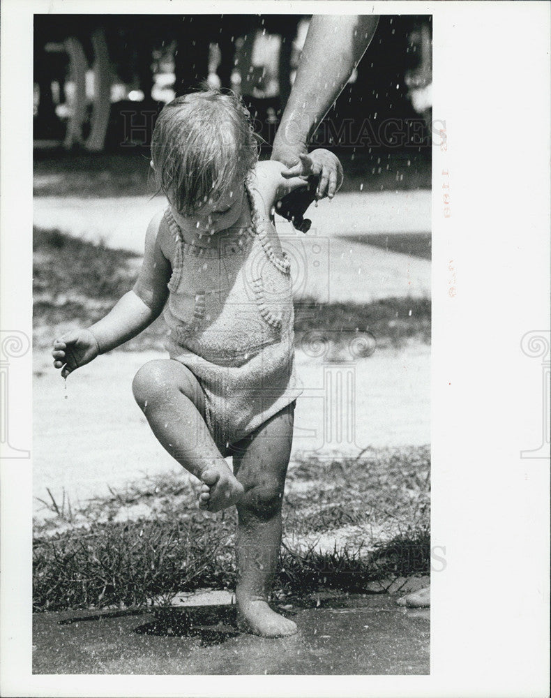 1985 Press Photo Christine Beatty Plays Shower Gulfport Beach Florida - Historic Images