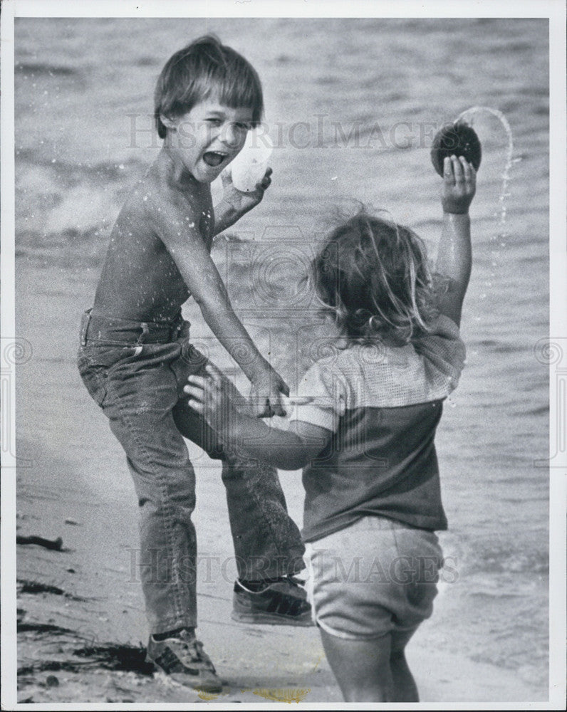 1982 Press Photo John Christian Kelley Sister Tere Play Lassing Park St. - Historic Images