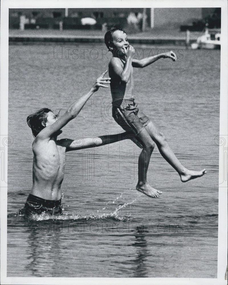 1981 Press Photo James Crist Brother Brad Water Wrestle Coquina Key Florida - Historic Images