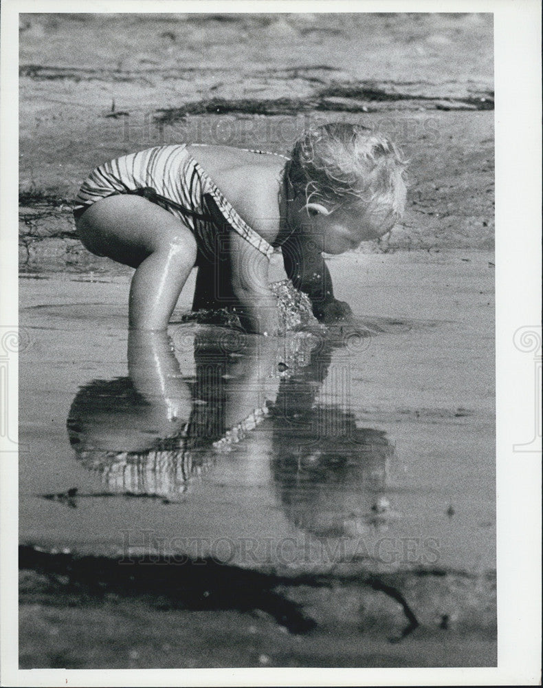 1984 Press Photo Bridget Hammel Plays Sand North Shore Park St. Petersburg - Historic Images