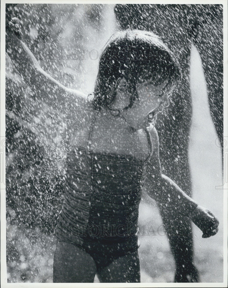 1984 Press Photo Melissa Bellmore Plays Shower St. Petersburg Florida Beach - Historic Images