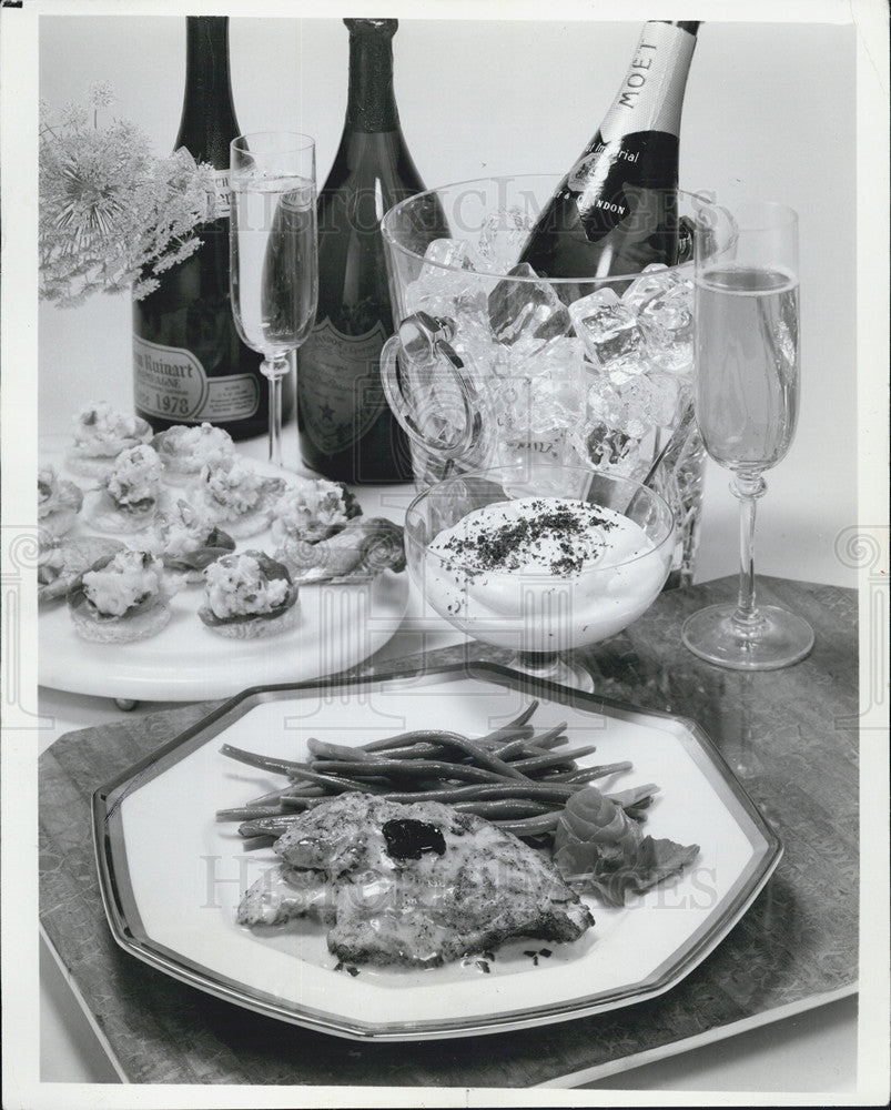 1987 Press Photo Rose Champagne Chicken Wine Truffle Sauche Steamed Long Beans - Historic Images