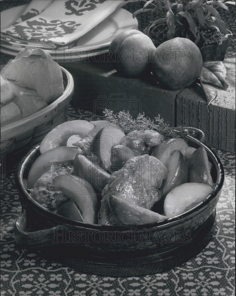 1980 Press Photo Pictured is a country chicken dish cooked with peaches. - Historic Images