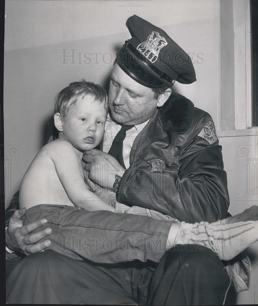 1963 Press Photo Officer Richard Dorobiala holds a lost 2 1/2-3 year old boy. - Historic Images