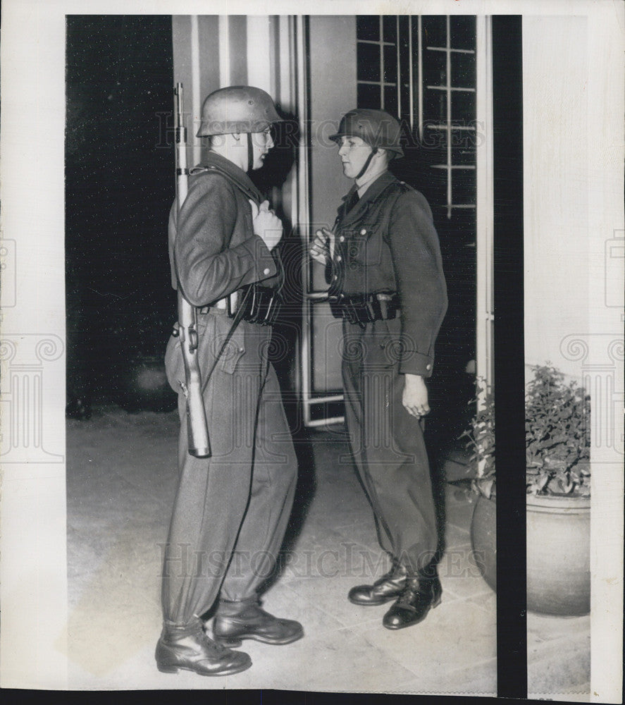 1952 Press Photo Steel Helmet Wearing German Boarder Guards Schaumburg Palace - Historic Images