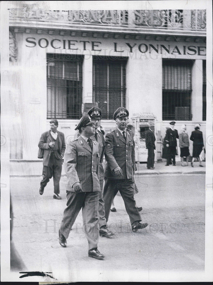 1964 Press Photo Three West German Officers Cross Road Toulon France - Historic Images