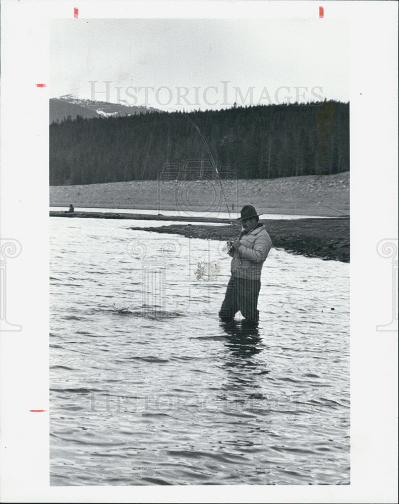 1982 Press Photo Bob Johnson Hook a Trout at Dillon on Low Water - Historic Images