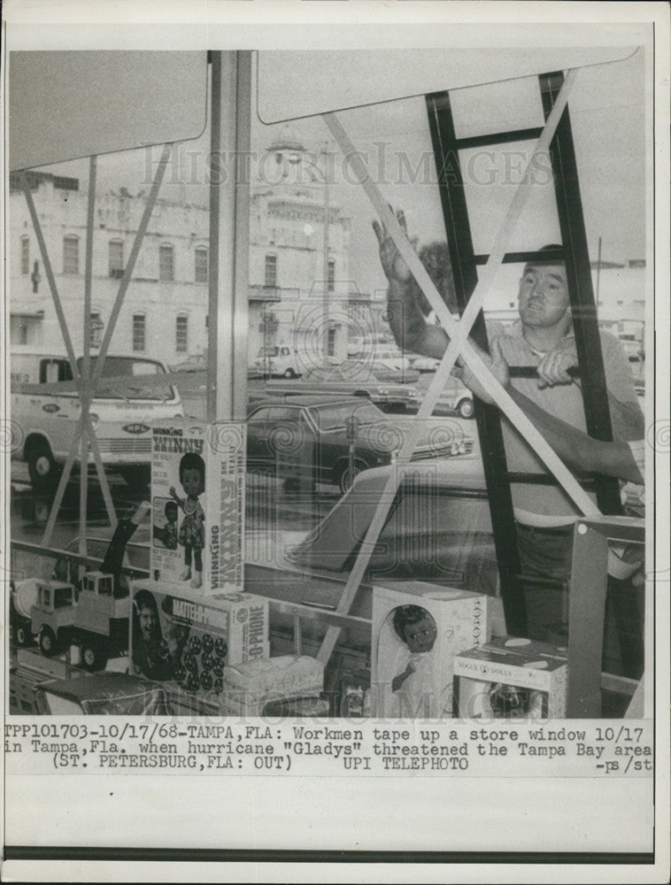 1968 Press Photo Workmen Tape Up Store Window Tampa Florida Hurricane Gladys - Historic Images