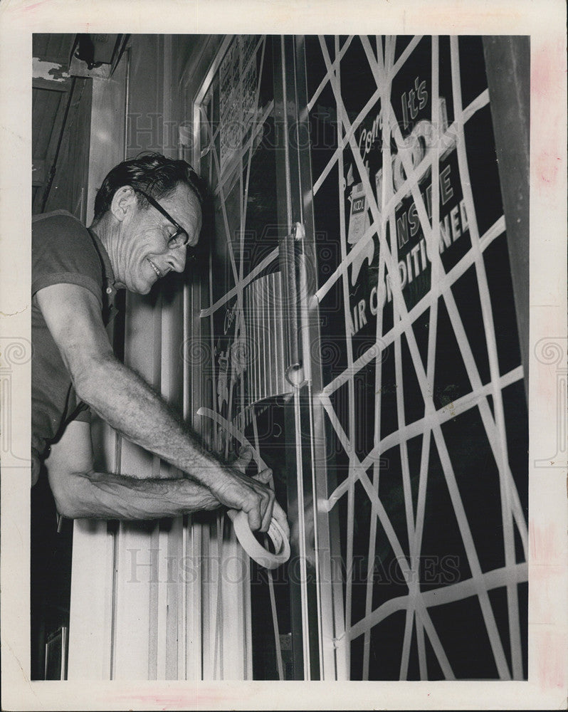 1964 Press Photo T.J. Lester Manager Bar Taps Front Door Preparation Hurricane - Historic Images