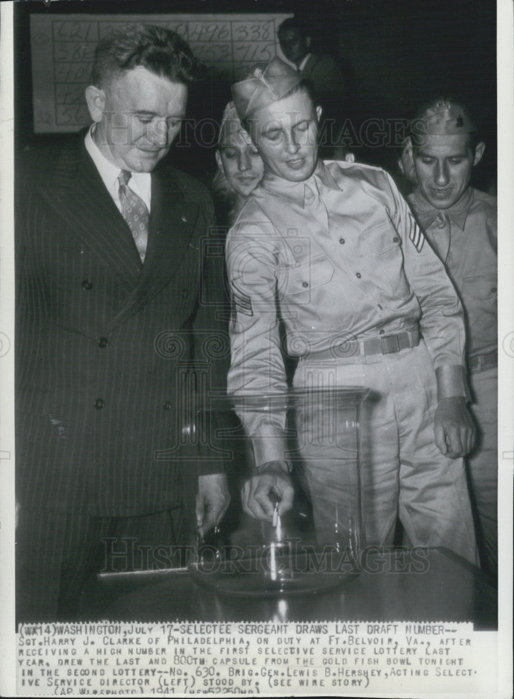 1941 Press Photo Sgt. Harry Clarke Draws Last Draft Number - Historic Images