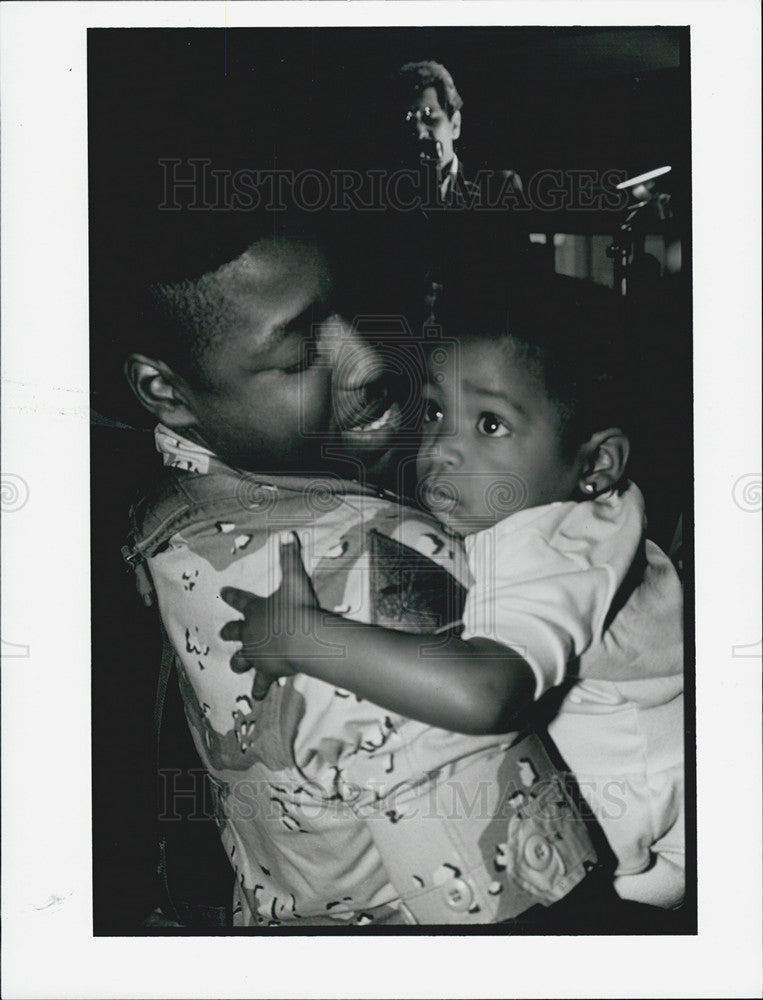 1991 Press Photo Soldier Craig Burton Holds Daughter Canesha - Historic Images