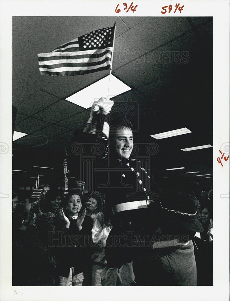 1991 Press Photo Eddie Sanchez Hoisted by Well-wishers Upon Return from Gulf War - Historic Images